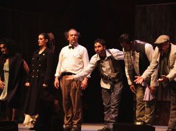 La obra arrancó con la pieza La balada de Mackie Navaja, que fue interpretada por los 14 músicos, dirigidos por Gilberto Cervantes.  /