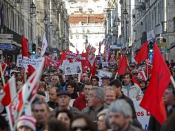 La protesta de hoy obligó a cerrar el tráfico y recorrió desde el centro de Lisboa hasta la plaza del Comercio lisboeta. AP  /