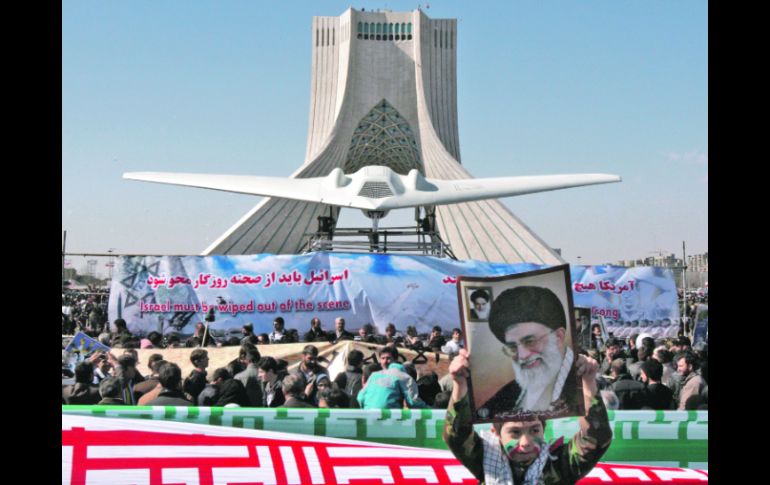 Cientos de miles de personas desfilan con una réplica del avión no tripulado de Estados Unidos que Irán capturó el pasado diciembre. AP  /
