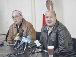 Durante la rueda de prensa, Enrique Alfaro estuvo acompañado del presidente de Alianza Ciudadana, Esteban Garaiz (izq.).  /