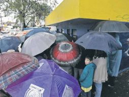 Un reducido grupo de vecinos inconformes con el cambio de circulación se manifestó ayer.  /
