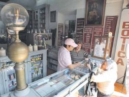 La botica, un espacio ''congelado'' en el tiempo entre frascos de vidrio e infusiones.  /