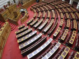 Vista del Parlamento, donde sus miembros están reunidos hoy para votar sobre el acuerdo pactado por el gobierno con la troika. EFE  /