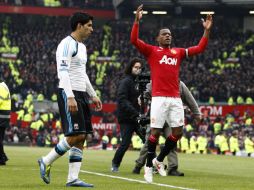 Evra (d) celebra su anotación en el partido de ayer al lado de Suárez (i). AP  /