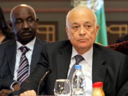 Ahmed Mustafa al Dabi (i) jefe de observadores presenta su dimisión ante la liga Árabe. EFE  /