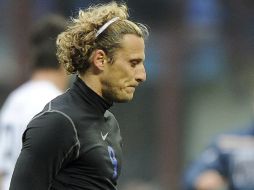 El uruguayo Diego Forlán abandona el campo tras perder el partido de la Serie A disputado ante el Novara. EFE  /
