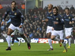 Lescott (i) celebra tras marcar un gol al Aston Villa durante el partido de Premier League. EFE  /