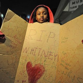 Revelan que su estilista encontró a Houston ahogada en la bañera