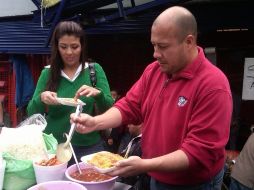 Enrique Alfaro Ramírez y su esposa comen hoy en el mercado.  /
