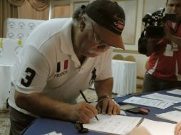 Un ciudadano venezolano residente en Panamá durante la jornada de elecciones primarias de la oposición de Venezuela. EFE  /