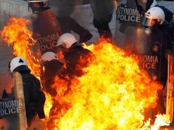 Antimotines se enfrentan con manifestantes contra de las medidas de austeridad frente al Parlamento en Atenas. REUTERS  /