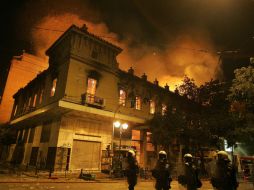 Las llamas invaden el edificio del cine Attikon que fue incendiado durante las protestas. EFE  /