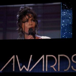 Comienza la gala de los Grammy con la muerte de Whitney Houston en la memoria