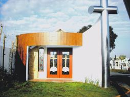En la edificación ubicada en el panteón de San Francisco, destaca una cruz de metal y la puerta con cristales tallados. EL UNIVERSAL  /