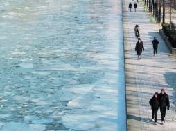 Las fuertes heladas en Europa han provocado caos en las poblaciones y el congelamiento de ríos y lagos. AP  /