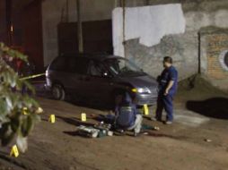 Personal del Servicio Médico Forense se encargó del levantamiento del occiso.  /