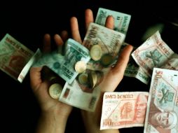 Expertos en la materia pronostican un año de fuerza y estabilidad para el peso mexicano en relación al dólar. ARCHIVO  /