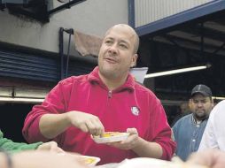 Enrique Alfaro desayunó ayer con comerciantes del Mercado Felipe Ángeles.  /