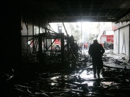 Atenienses observan los daños causados en la ciudad tras los altercados de anoche. EFE  /