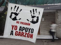 Una manta de apoyo al juez Garzón cuelga en la embajada de España en la Ciudad de México. REUTERS  /