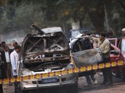 Autoridades examinan el coche de la Embajada israelí en la India después del atentado. EFE  /