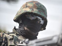 Los supuestos soldados adiestraban a jóvenes en un parque público. ARCHIVO  /