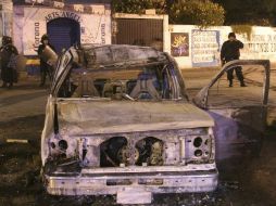 Vehículo donde tres presuntos secuestradores fueron linchados por una turba en la comunidad de San Mateo Huitzilzingo. EFE  /