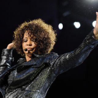 Crece especulación de que Houston murió por sobredosis y alcohol