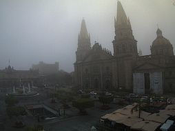 Una densa capa de niebla se presentó durante la mañana en Guadalajara. Foto cortesía de webcamsdemexico.com. ESPECIAL  /