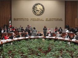 El IFE refirió que en la intercampaña, las autoridades electorales difunden información sobre la organización de los comicios. ARCHIVO  /