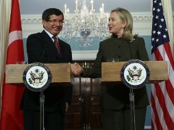 Hillary Clinton en una conferencia de prensa junto al ministro de Relaciones Exteriores turco, Ahmet Davutoglu. AFP  /