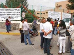 Trabajadores de la Procuraduría estatal en protesta por el procedimiento que se le sigue a 25 de ellos. EL UNIVERSAL  /