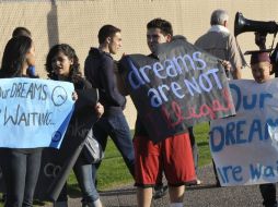 Un grupo de jóvenes hispanos protesta en contra de Romney por su postura frente a la reforma migratoria y el Dream Act. EFE  /