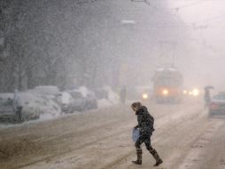 Una mujer cruza una calle durante una tormenta de nieve en Bulgaria. La onda gélida que azota Europa ha dejado más de 600 muertos. AFP  /