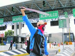 Un estudiante de la Escuela Normal Rural protesta en una de las casetas de la Autopista del Sol. EL UNIVERSAL  /