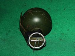 La granada encontrada dentro de la mochila de la niña fue asegurada por autoridades del estado. ARCHIVO  /