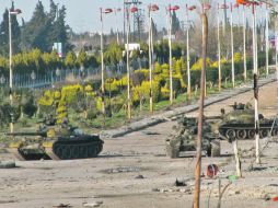 Tanques del Ejército sirios estacionados en Baba Amr, un vecindario dentro del Departamento de Homs, en Siria. AFP  /