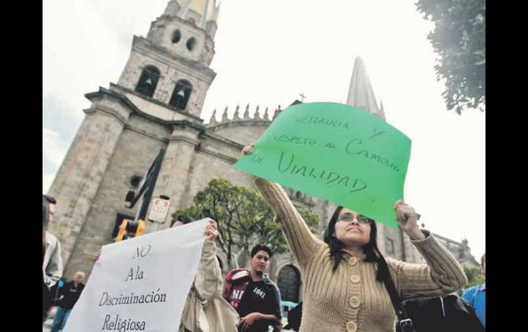 Vecinos e integrantes de La Luz del Mundo se manifestaron ayer frente a Palacio Municipal. Denuncian ''discriminación religiosa''.  /