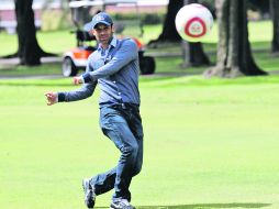 Rafael Márquez enseñó en el campo de golf del Club Santa Anita que aún tiene el toque de balón que le caracteriza.  /