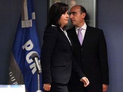 El subprocurador Jurídico y Asuntos Internacionales de la PGR, Alejandro Ramos presenta a Imelda Calvillo Tello. EL UNIVERSAL  /