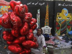 La celebración del Día del Amor llega a muchos países, incluso en Pakistán, donde tradicionalmente es rechazada la festividad. AP  /