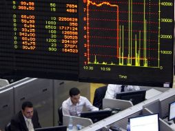 Decisiones de la eurozona para sacar a Grecia de la crisis, produjeron que la bolsa neoyorquina finalizara en números rojos. ARCHIVO  /