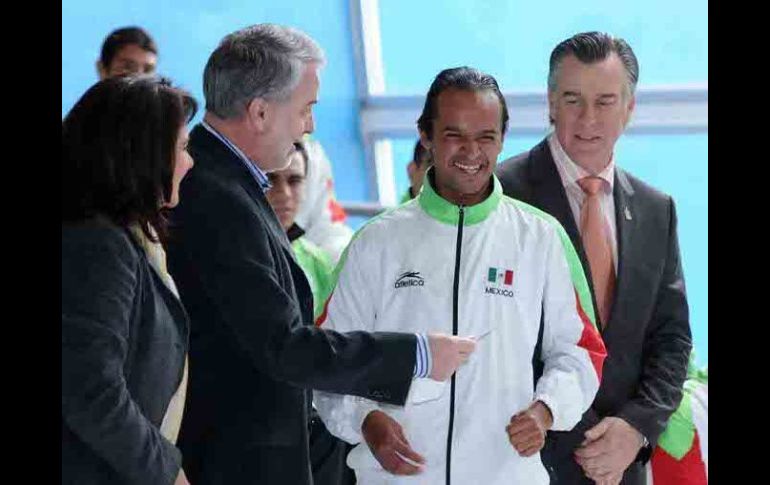 Treinta y nueve deportistas recibieron las becas de parte del gobernador del estado. ESPECIAL  /