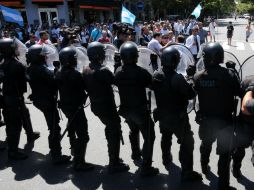 Policías federales chocan con exsoldados argentinos que reclaman ser reconocidos como veteranos de la Guerra de Malvinas. EFE  /