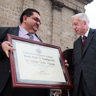 Ayón entrega la medalla Ciudad de Guadalajara