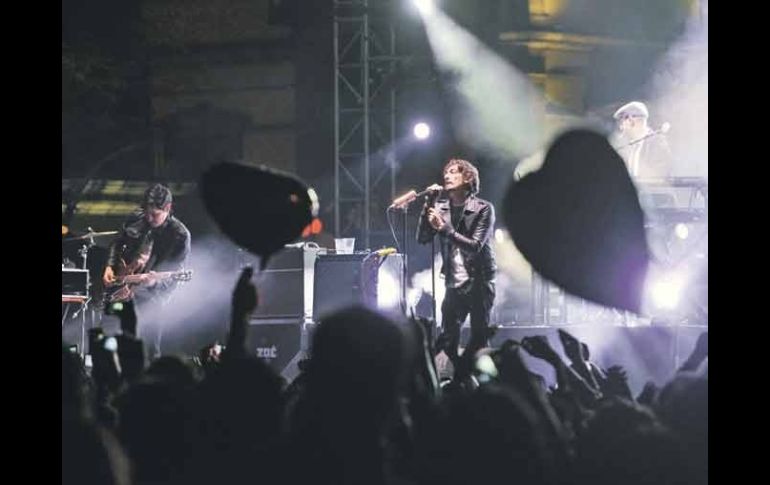 La Plaza de la Liberación y las calles aledañas lucieron colmadas de jóvenes que acudieron al concierto de Zoé.  /