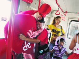 Un hombre con traje de corazón se subió al transporte público de Perú y saludó y felicitó a toda la gente que viajaba en él. REUTERS  /