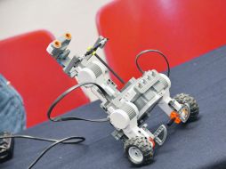 El robot se mueve con diadema inalámbrica que se coloca en la cabeza. ESPECIAL  /