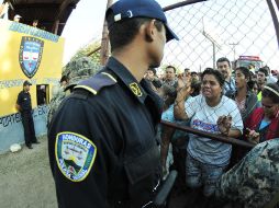Familiares de los presos de la Granja Penal de Comayagua se reúnen afuera de las instalaciones a la espera de noticias. EFE  /