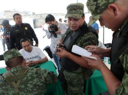 Personal militar realizó avalúo de las armas entregadas; a cambio dan efectivo en cantidades que iban de mil a tres mil pesos. ARCHIVO  /
